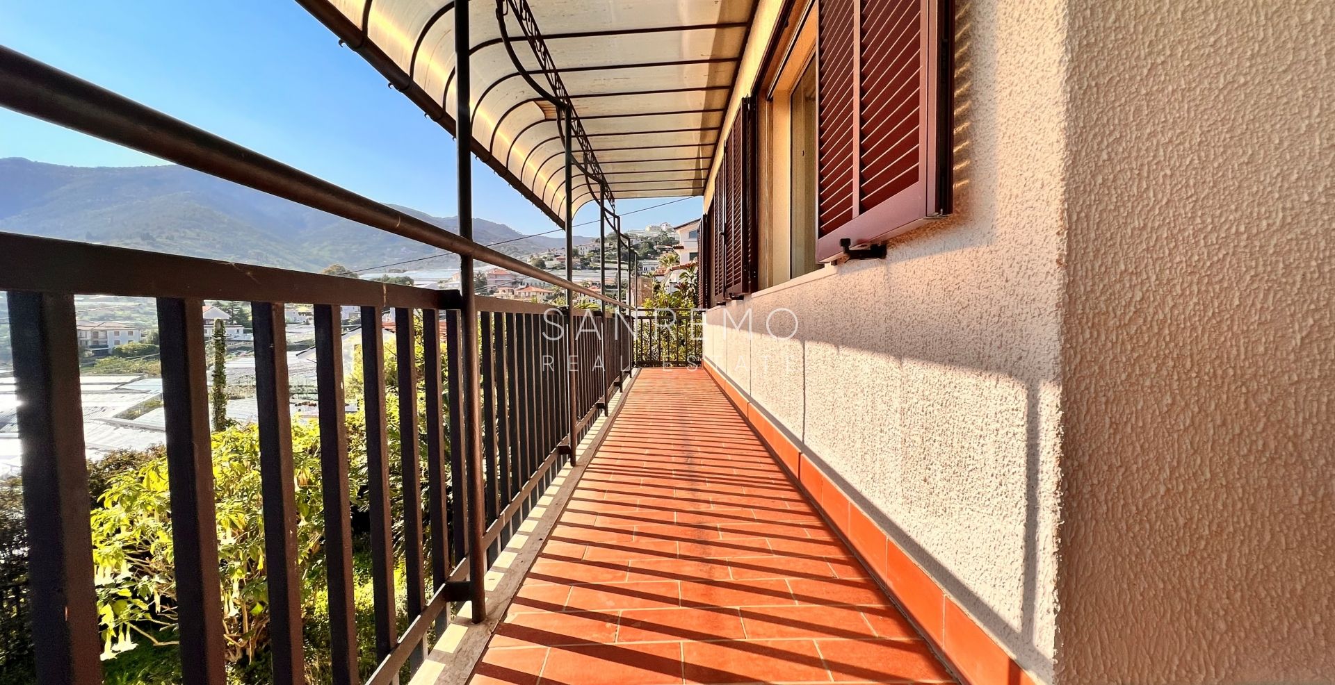 Villa on the first hill of Sanremo with swimming pool