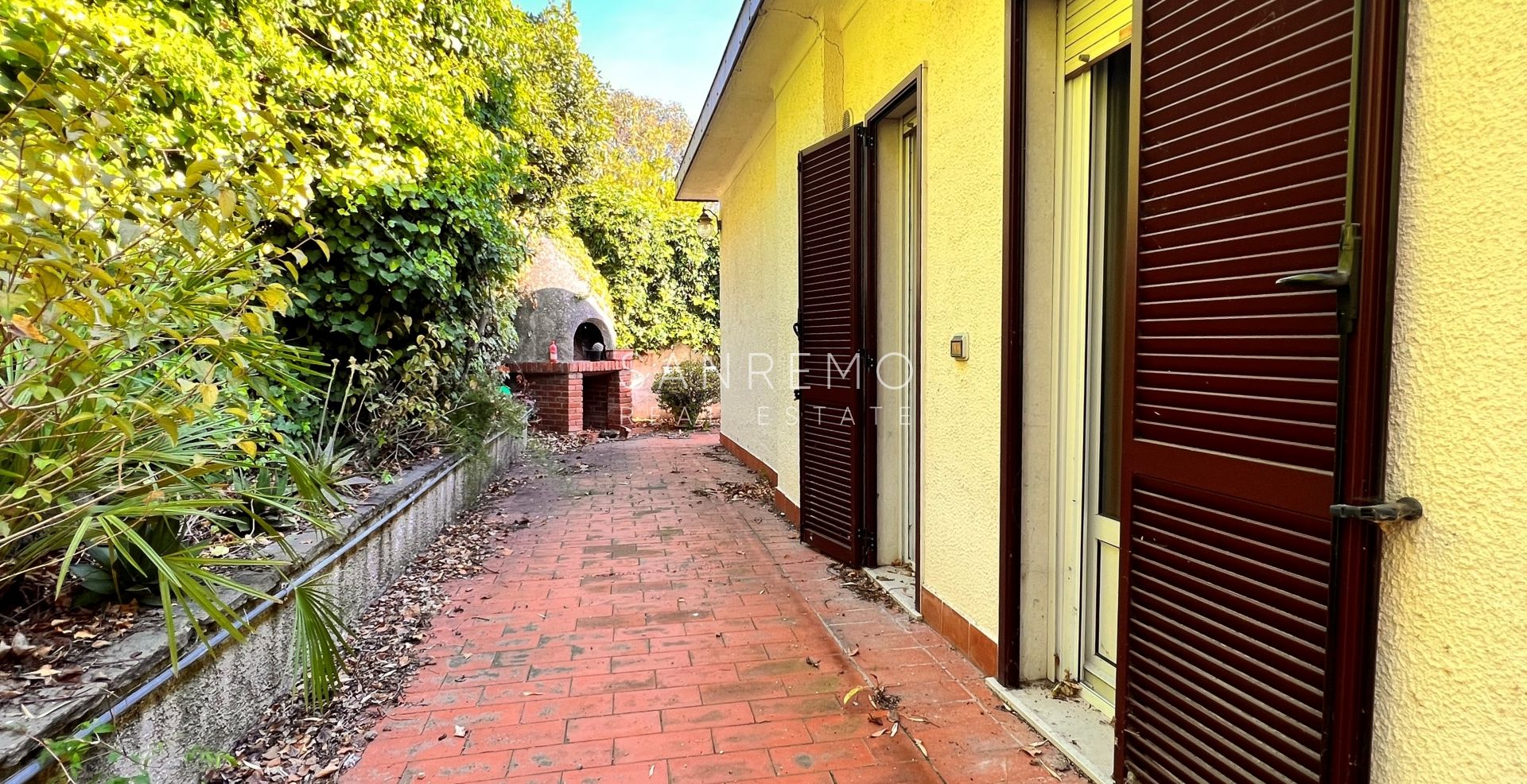 Villa on the first hill of Sanremo with swimming pool