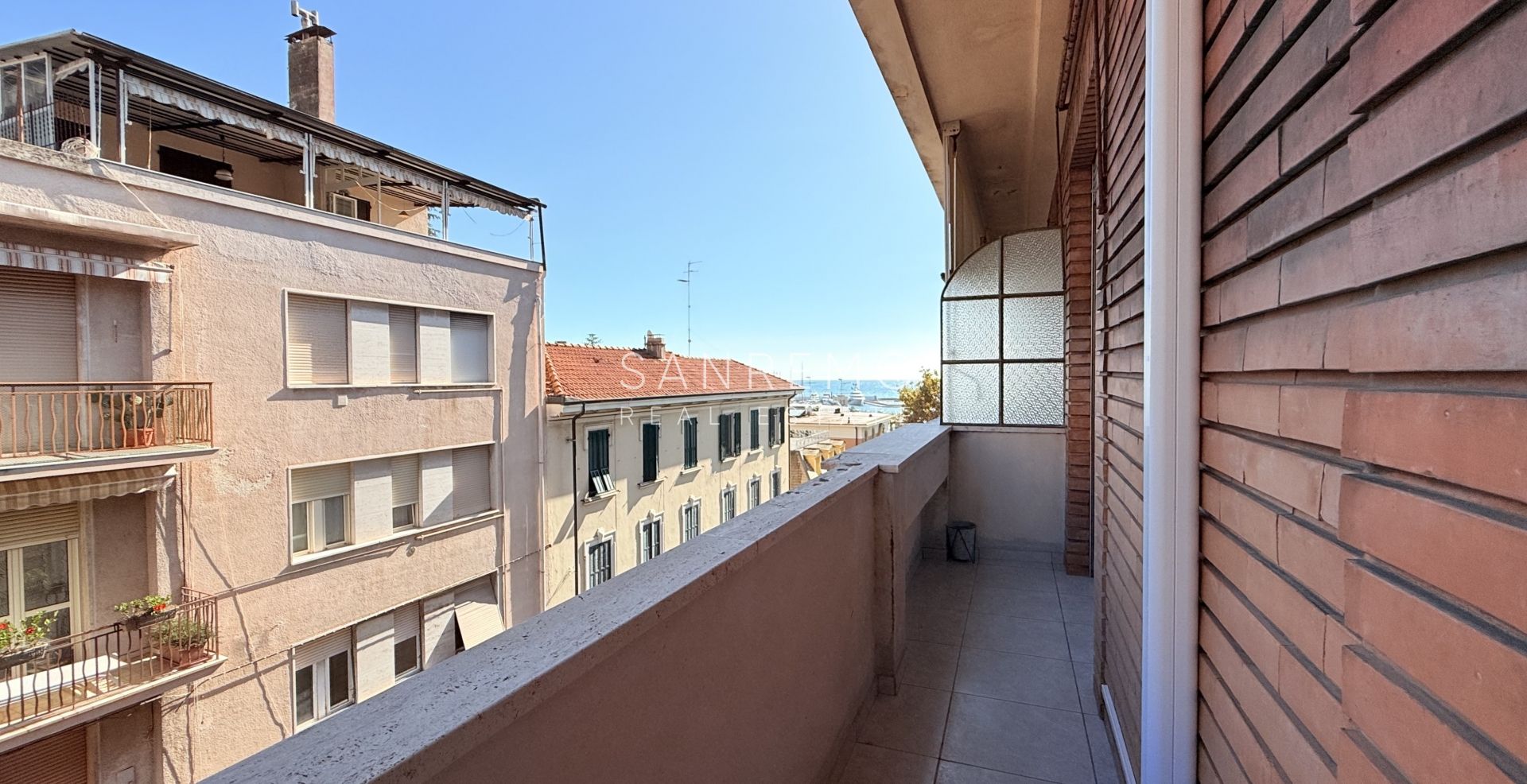 Exclusive apartment in an elegant period building