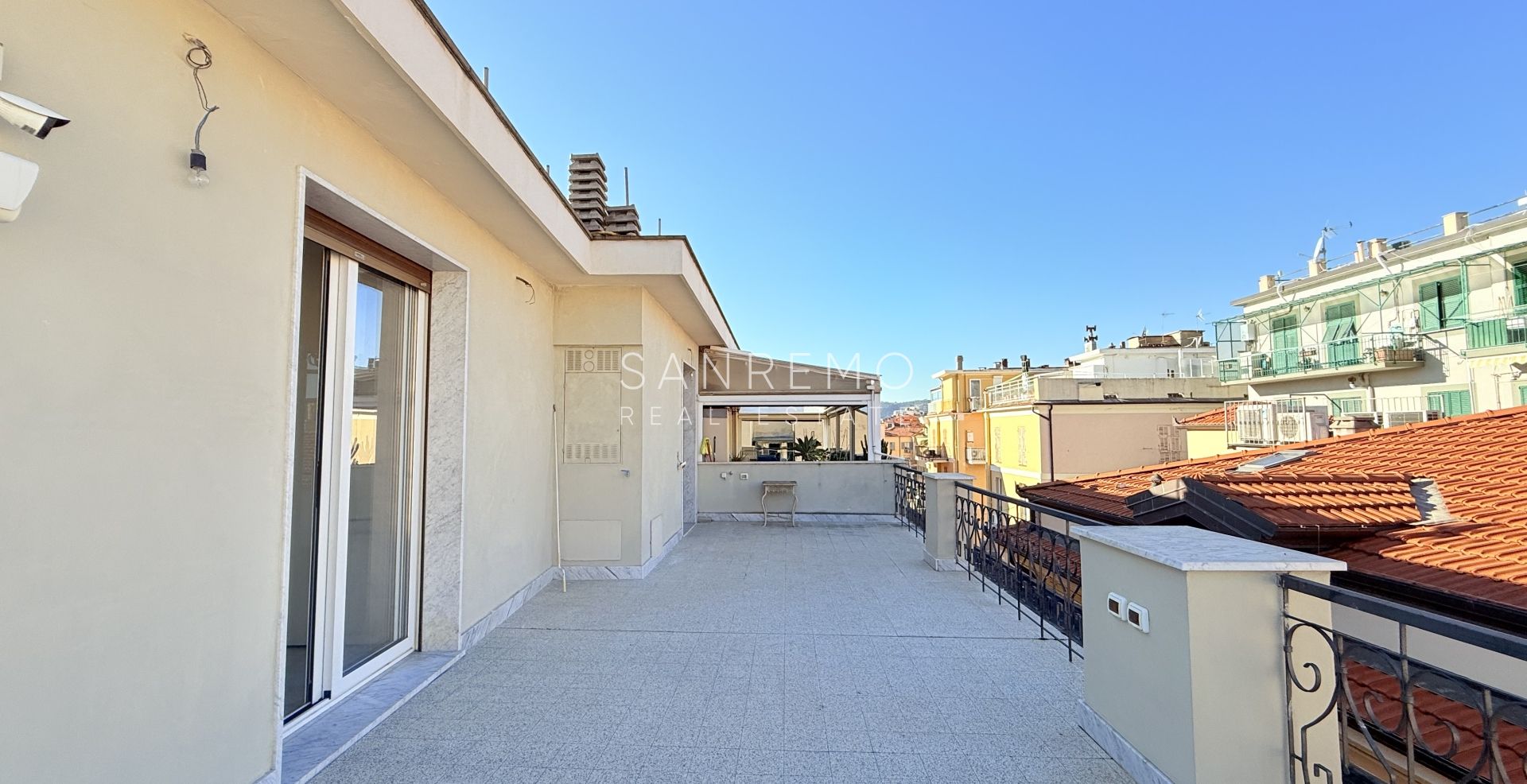 Penthouse in recently renovated and elegant period building