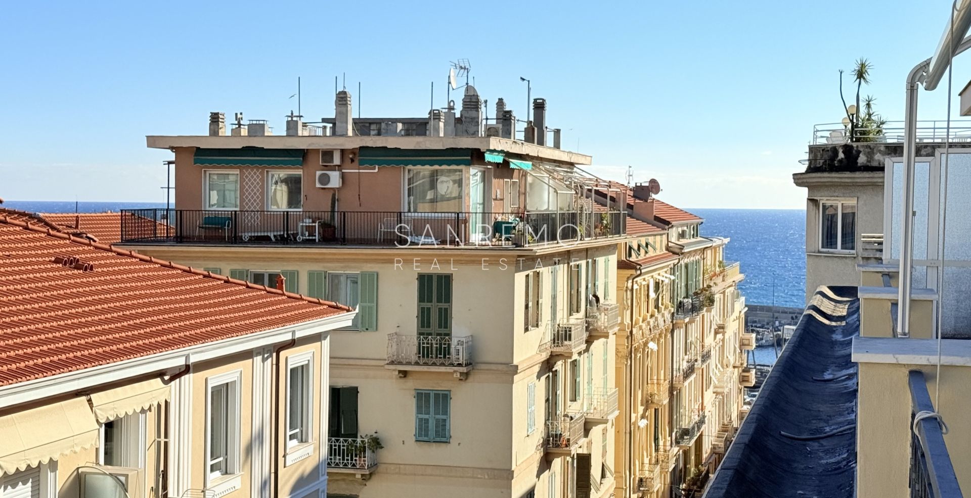 Penthouse in recently renovated and elegant period building