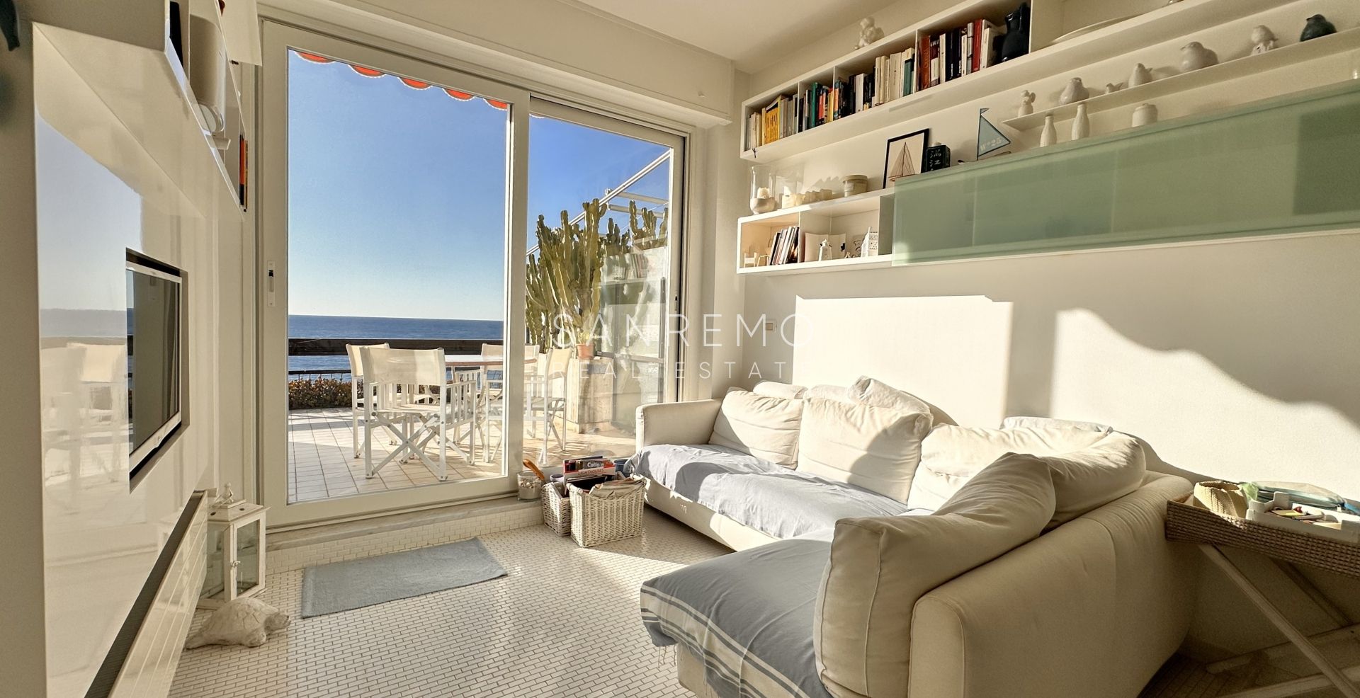 Two-room penthouse with livable terrace and spectacular sea view