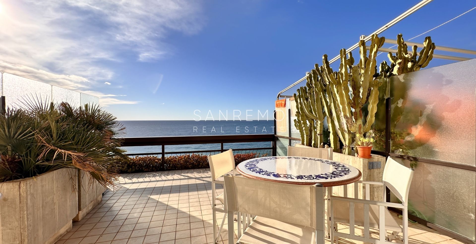 Two-room penthouse with livable terrace and spectacular sea view