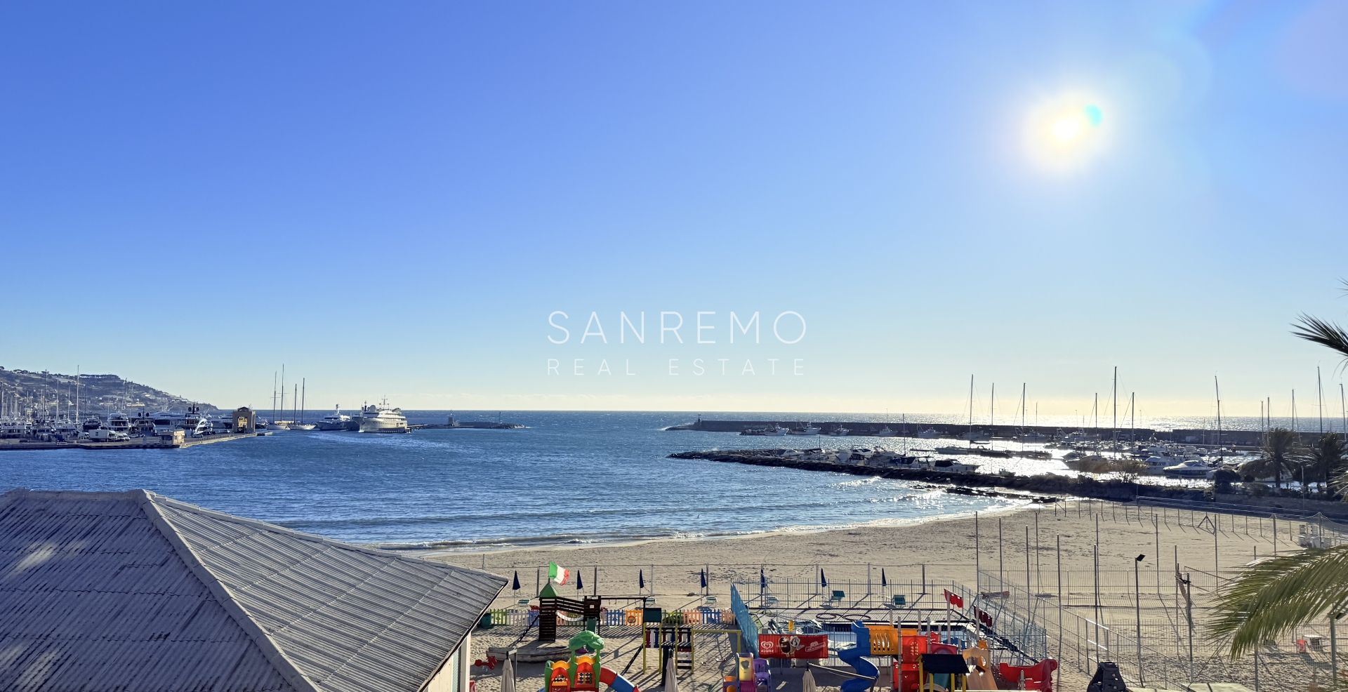 Apartment with terrace directly on the beach between the 2 ports of the city and the cycle/pedestrian path