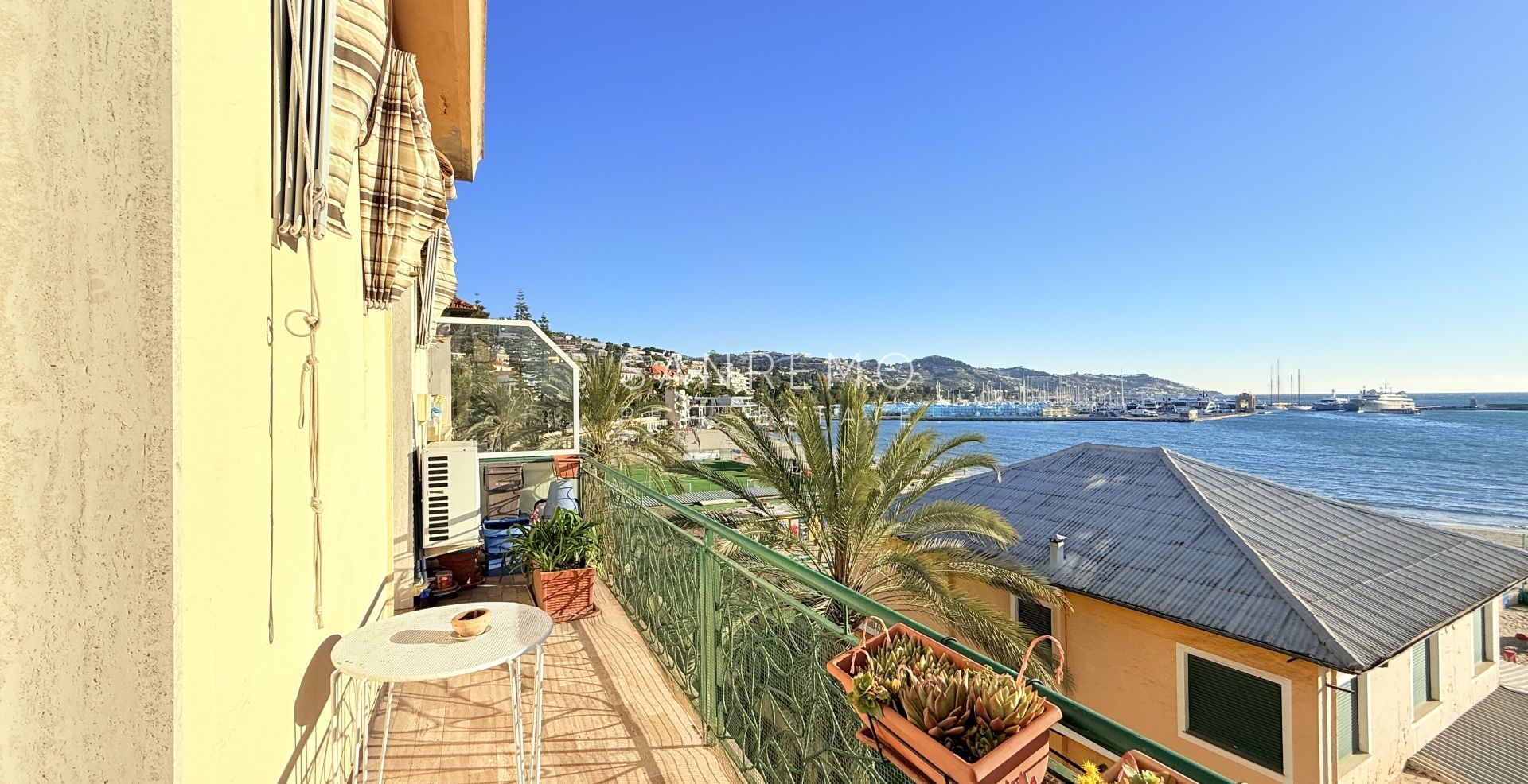 Apartment with terrace directly on the beach between the 2 ports of the city and the cycle/pedestrian path