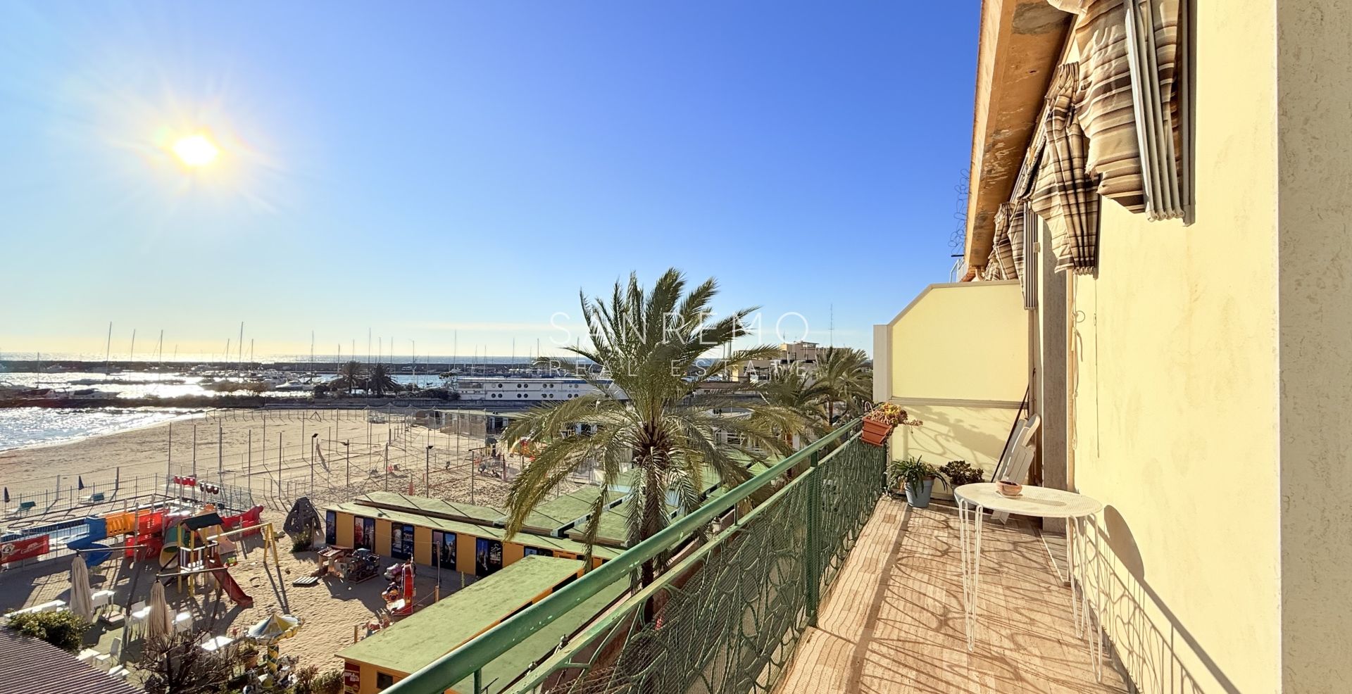 Apartment with terrace directly on the beach between the 2 ports of the city and the cycle/pedestrian path