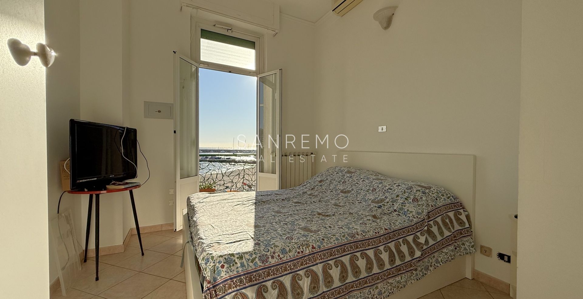 Apartment with terrace directly on the beach between the 2 ports of the city and the cycle/pedestrian path