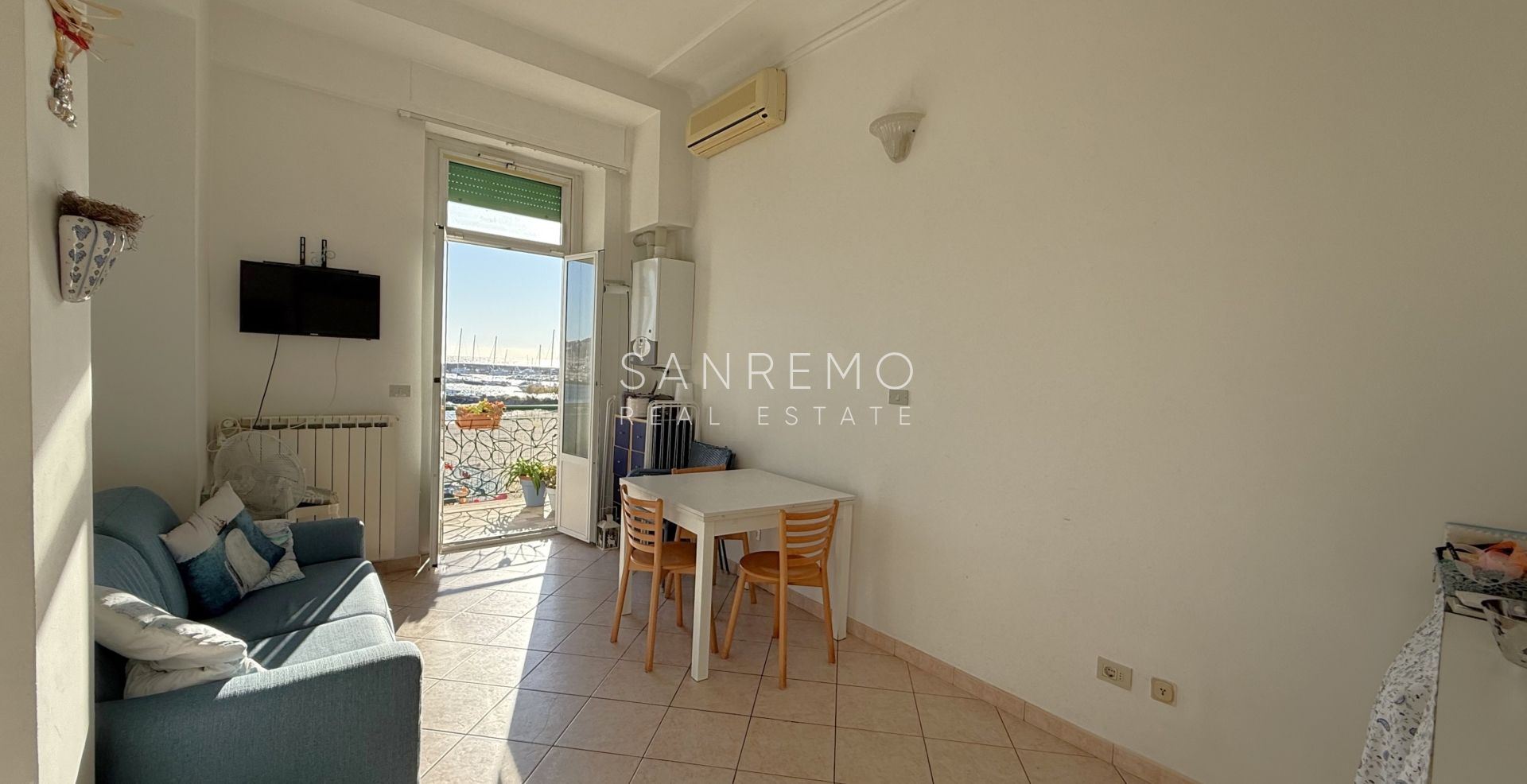 Apartment with terrace directly on the beach between the 2 ports of the city and the cycle/pedestrian path