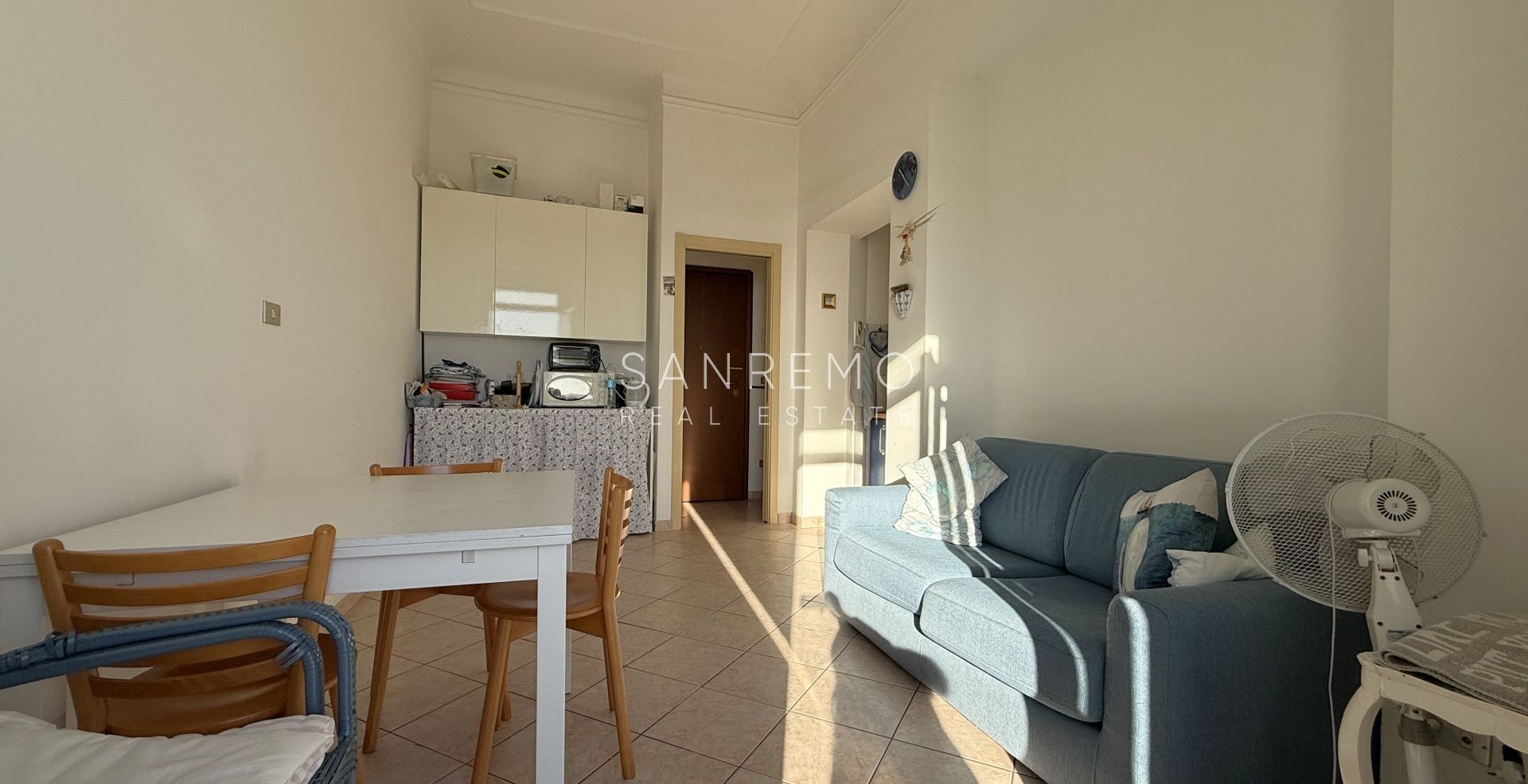 Apartment with terrace directly on the beach between the 2 ports of the city and the cycle/pedestrian path