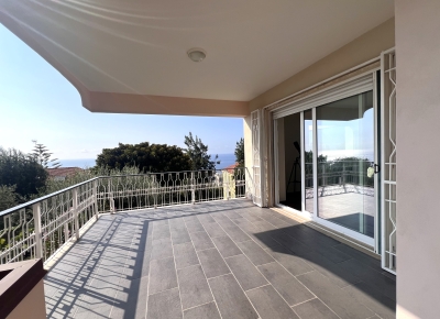 Apartment in perfect condition with pleasant terrace and sea view