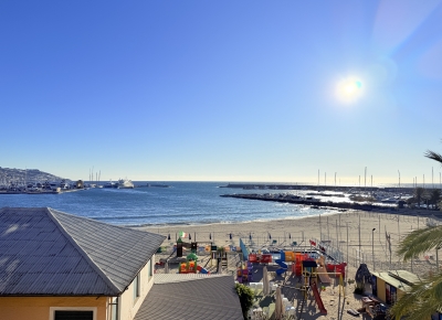 Apartment with terrace directly on the beach between the 2 ports of the city and the cycle/pedestrian path